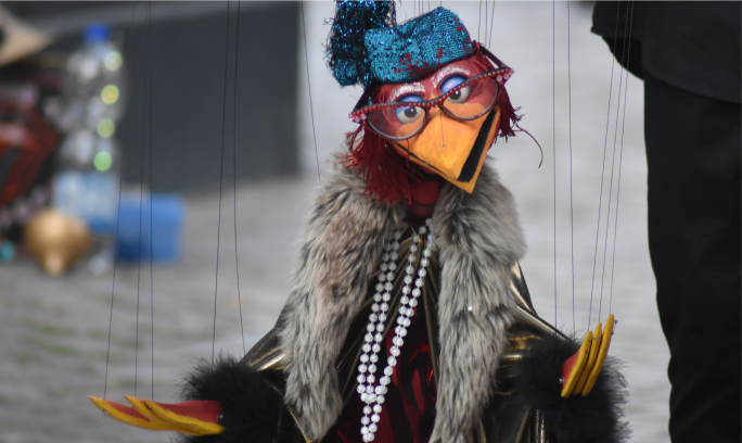 Zukunft Gesundheitsverantwortung im ländlichen Raum Marionette „Ella“ als alte Diva beim Straßentheater in Varel – kommunale Kulturveranstaltung